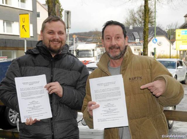 Zwei Teilnehmer mit Unterlagen zum Casting in Warstein