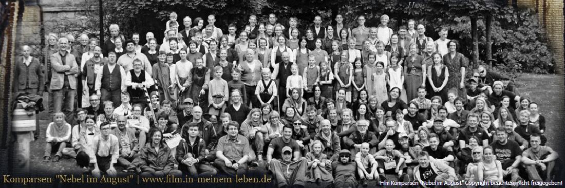 Große Gruppe der Komparsen und Mitglieder des Filmteams von Nebel im August