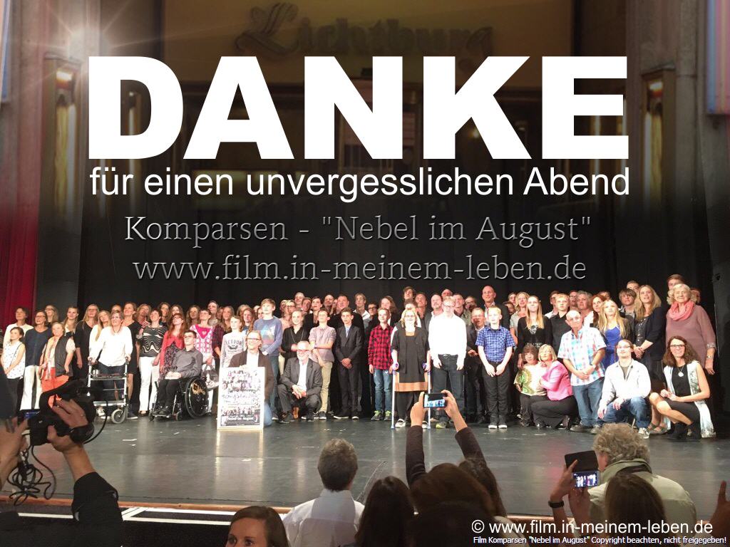 Komparsen und Beteiligte bei der Premiere